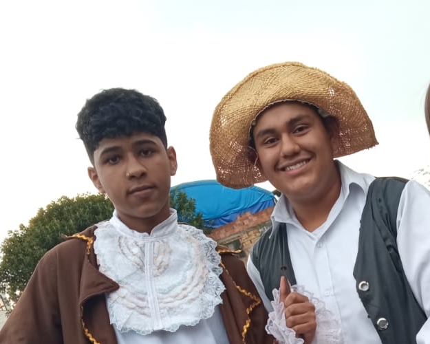 El despliegeue de creatividad, talento e imaginación caracterizó la celebración del Día del Idioma. Evento que alegra a la comunidad educativa del colegio IED Isabel II, jornada Tarde, pues hace mas de dos años docentes y estudiantes no tenian la oportunidad de compartir  en estos espacios pedagógicos.