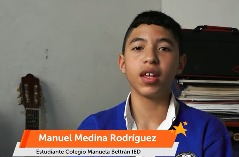 Manuel, el genio que toca violín, teclado, clarinete y guitarra, estudiante del Colegio Manuela Beltrán