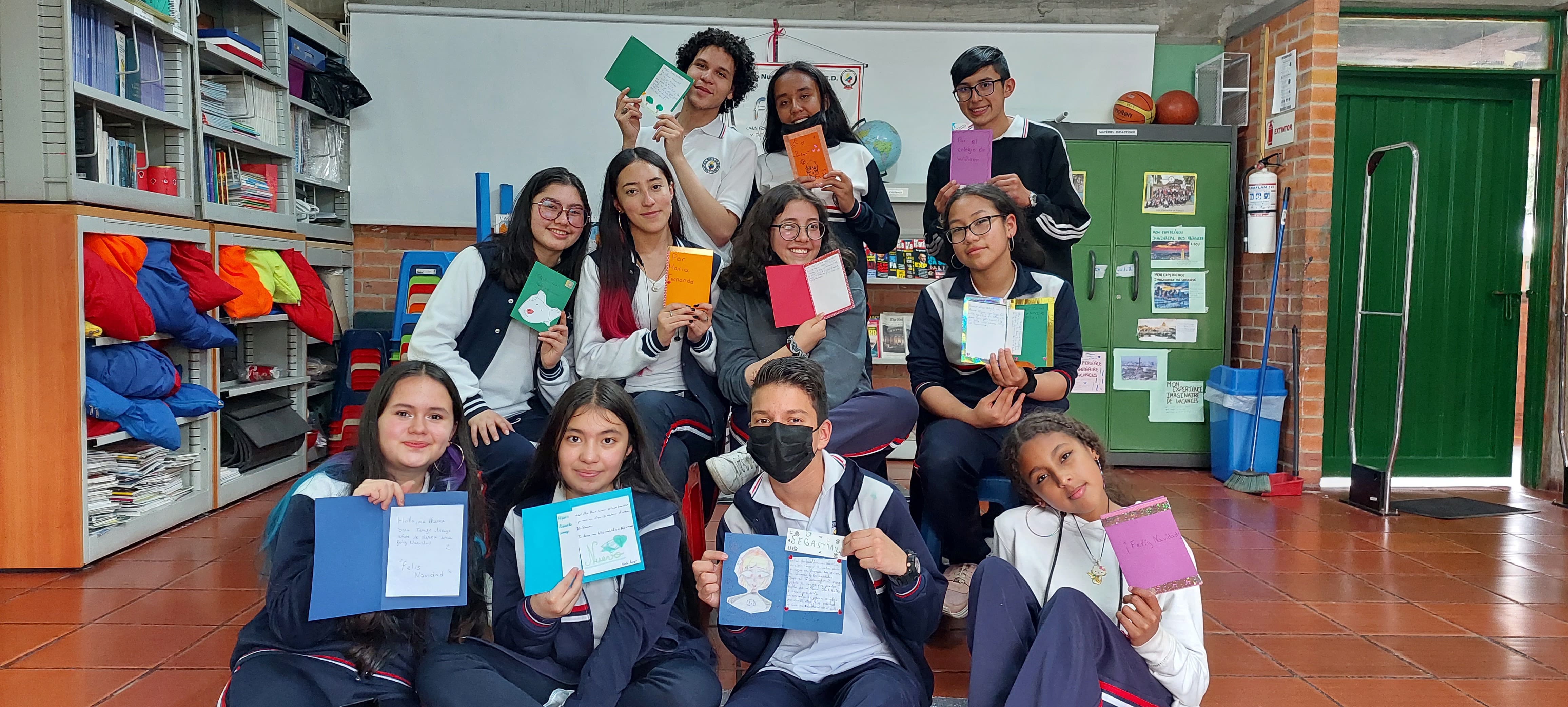 Éleves du projet Bavardons au colmbien de la salle d'immersion de français de l'école Nueva Colombia.