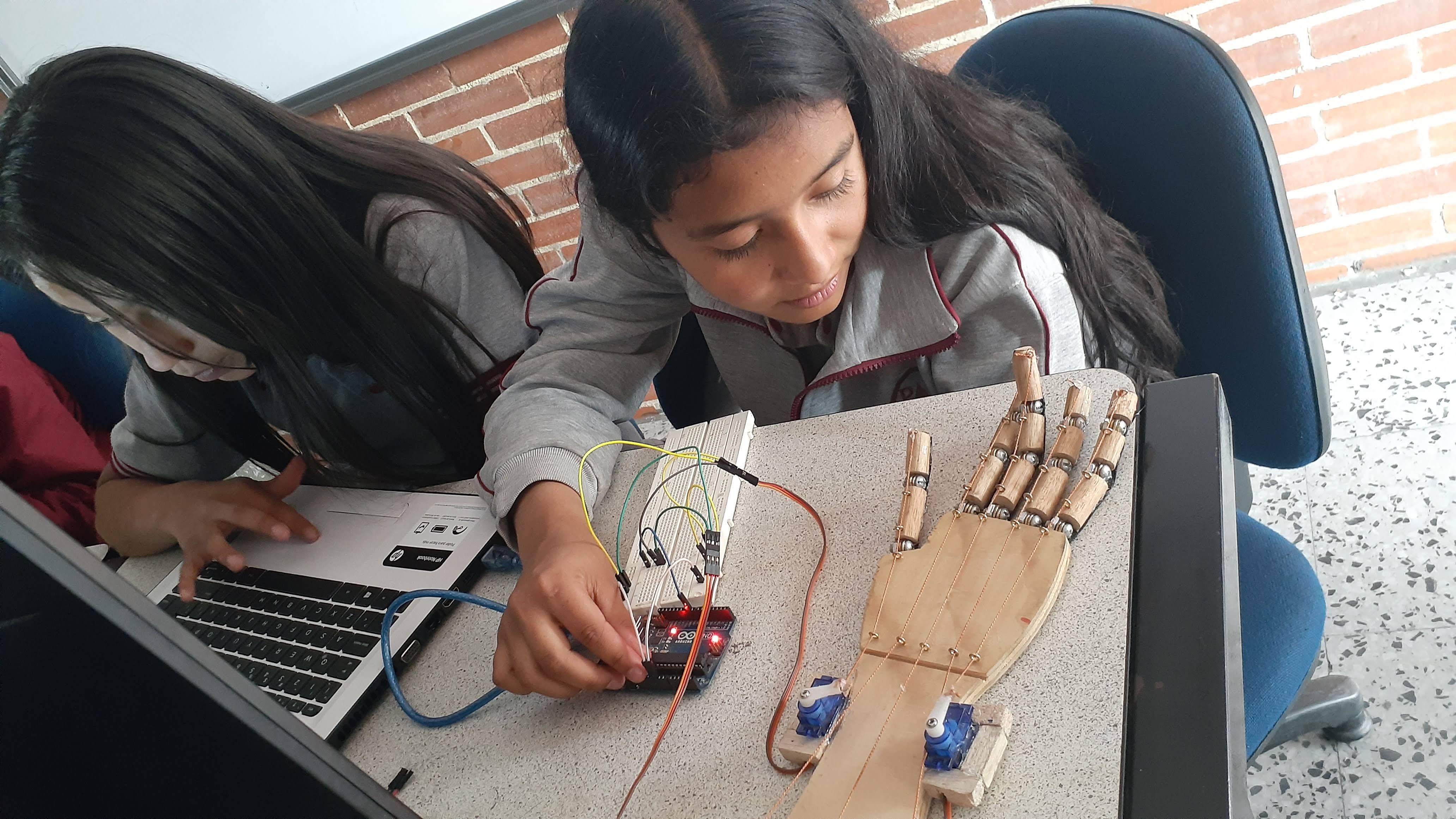 Niñas científicas acacianas