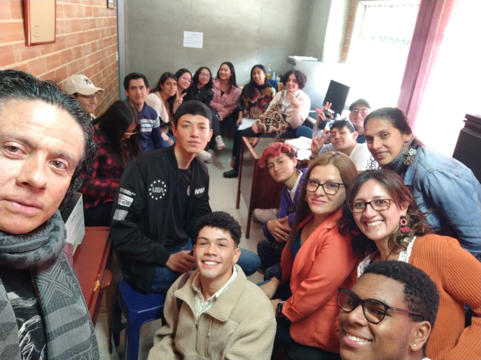 El pasado 8 de febrero se llevó a cabo el encuentro de egresados del colegio Villemar, se pudo compartir experiencias, anécdotas y tener un espacio para compartir con amigos y compañeros. Dentro de este encuentro se eligió al representante de estudiantes Nelson Daniel Cundumi de la promoción 2022 y se proyectaron actividades para realizar dentro del grupo de egresados Villemaristas.  