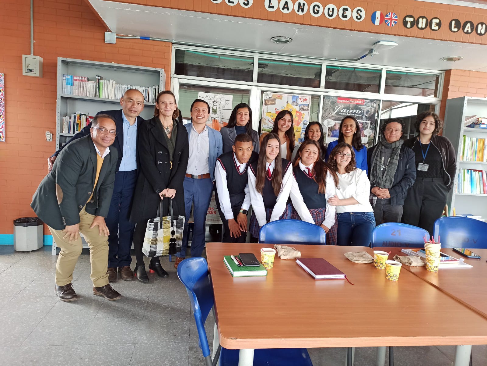 Hoy el Colegio Villemar El Carmen, presentó sustentación para acreditar el francés en la Básica Secundaria que contó con la presencia del Plan Distrital de Bilinguismo de la Secretaria de Educación Distrital, Alianza Francesa y Embajada de Francia, Docentes y Directivos Docentes del Colegio y estudiantes. A todos, gracias por su aporte y valiosa participación.