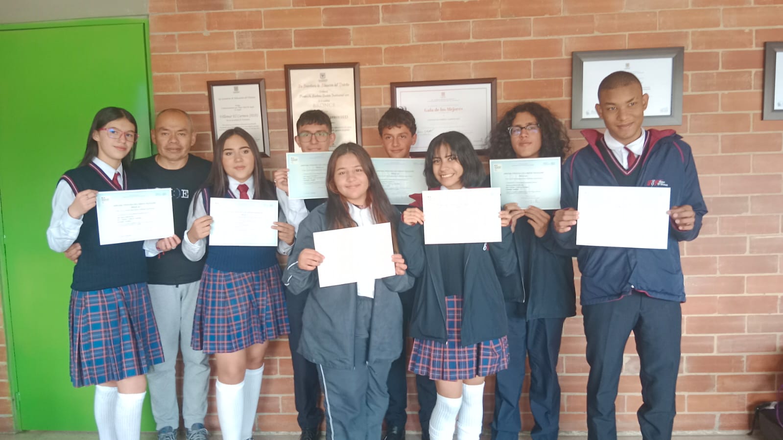 El día de hoy se hizo entrega formal en rectoría, de los certificados de Nivel A1 de francés a los estudiantes que cursaban grado noveno. Felicitaciones por este gran logro!