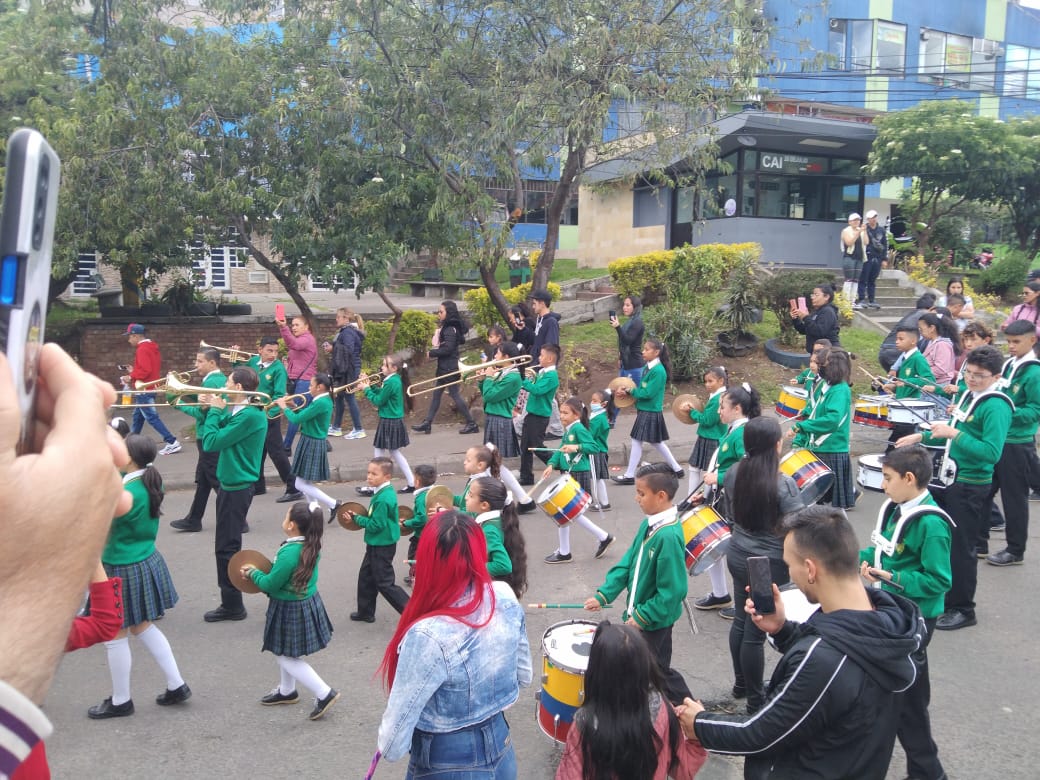 Estudiantes del Colegio francisco Javier Matiz IED, listos para dar comienzo a su recorrido por el barrio 20 de Julio