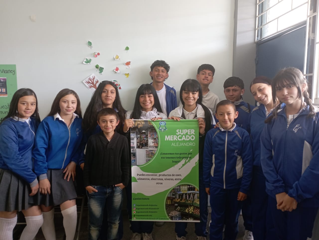 Imagen con estudiantes de la empresa Supermercado Alejandro
