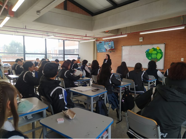 Estudiantes de Grado Undécimo recibiendo Información sobre su Proyecto de Vida