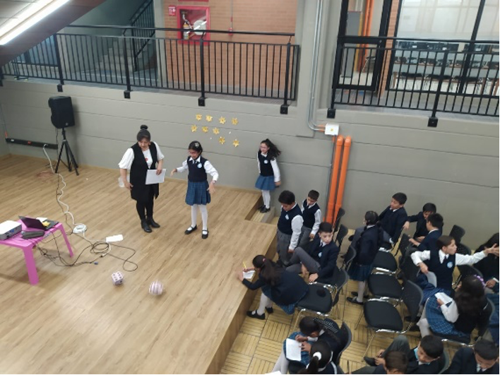 Estudiantes de Grado Quinto participando del Concurso "Alcanza una Estrella"