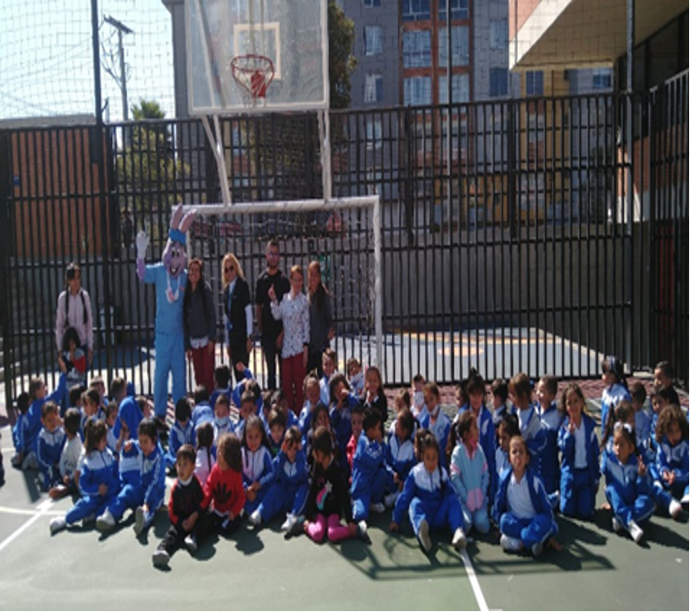 El Doctor Muelitas con los estudiantes de Grado Preescolar