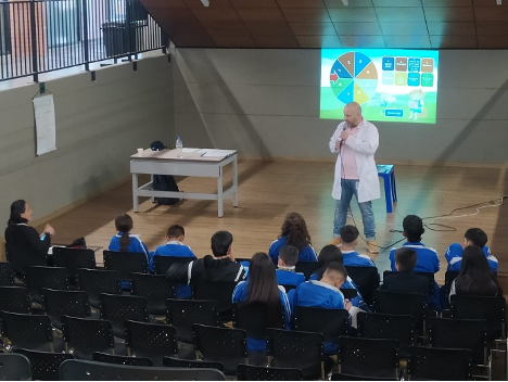 estudiantes de Grado Undécimo participando de la actividad