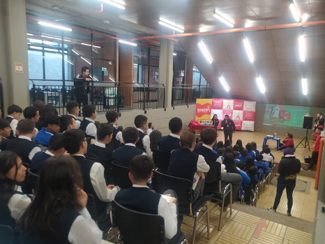 estudiantes Colegio Emma Reyes IED recibiendo información.