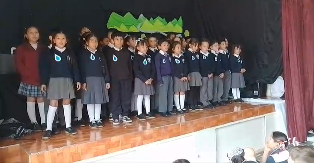 Coro de estudiantes de tercero entonan la canción Agua