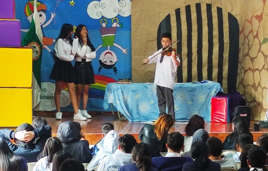 Miguel de Cervantes, preso en la Cárcel Real de Sevilla, es entrevistado por estudiantes que viajan el el tiempo.