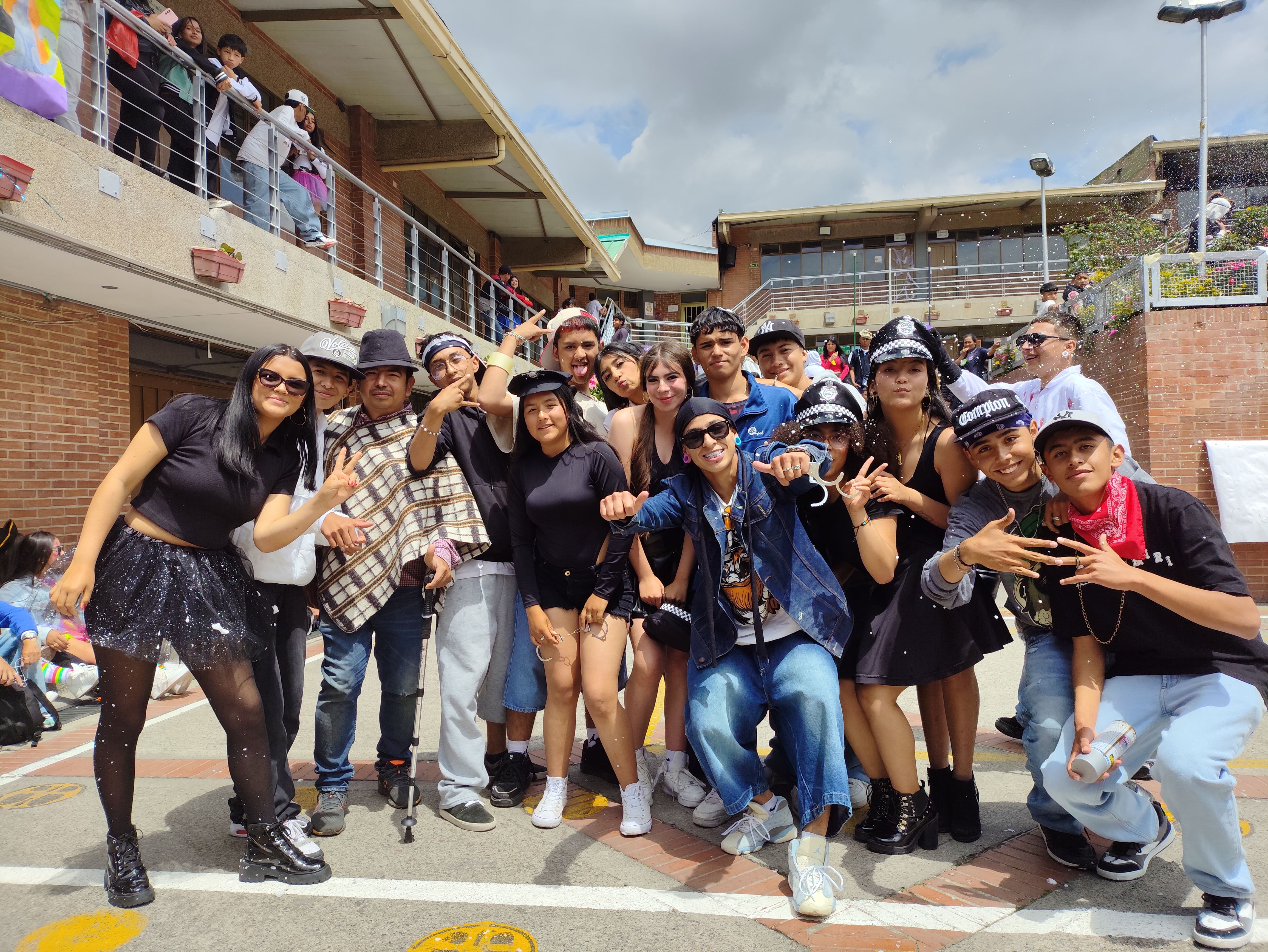 Estudiantes disfrazados en celebración