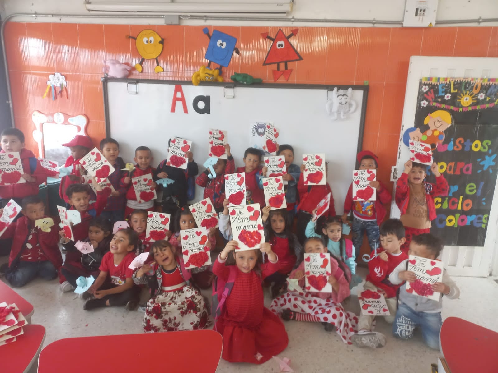 Estudiantes de sede A mostrando los detalles elaborados para sus madres
