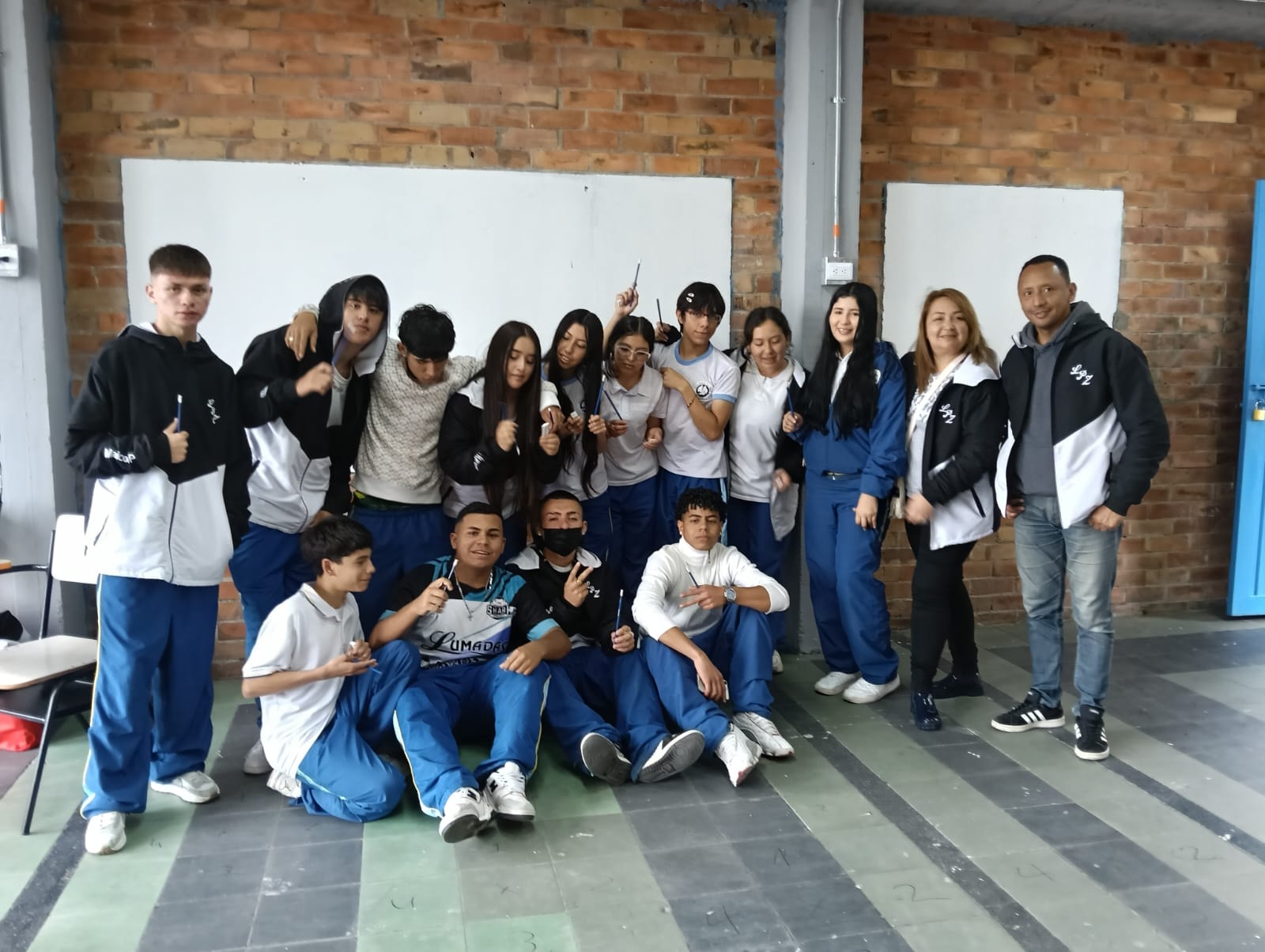 Estudiantes de grado once, junto con rectoría y director de grupo