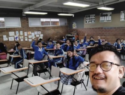 Docente y estudiantes de Steam