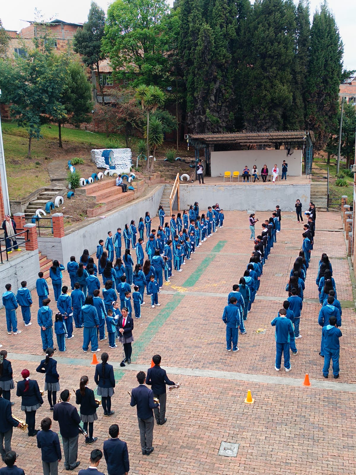 Honores y gratitud durante la entrega de símbolos 2025