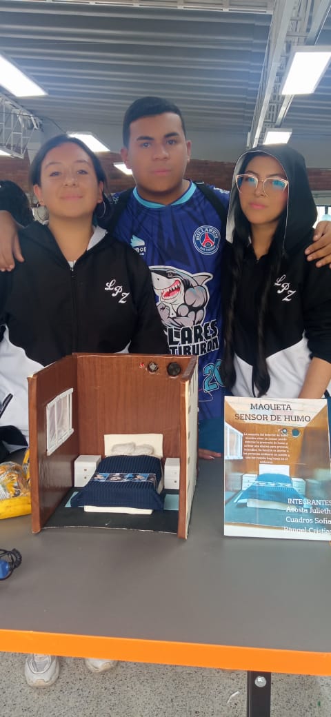 Estudiantes de la Paz con su proyecto para alcobas