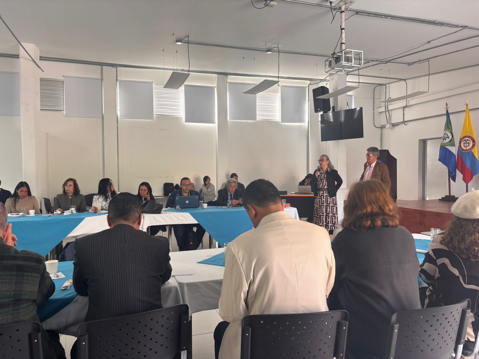 El pasado 4 de febrero, nuestro colegio San José Norte tuvo el honor de ser sede del encuentro mensual de rectores de la localidad de Engativá.  Estos espacios de diálogo y articulación entre directivos de instituciones educativas son clave para fortalecer el servicio educativo en nuestra comunidad. En esta ocasión, se abordaron diversos temas de interés común, con especial énfasis en el bienestar socioemocional de estudiantes y docentes, un aspecto que despertó gran interés y reflexión entre los asistentes