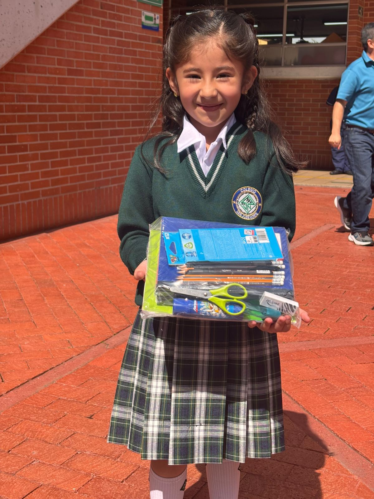 El lunes 09 de febrero se llevó a cabo la entrega de los kits escolares enviados por el programa "Aprender y Crecer" en la sede B de nuestra institución. Este programa de responsabilidad social corporativa de PriceSmart, creado en 2006, tiene como propósito contribuir al mejoramiento de la educación en escuelas públicas de Latinoamérica y el Caribe.  La jornada se desarrolló en las instalaciones de la sede B, en el horario de 10:00 a. m. a 12:00 m., garantizando que el 100 % de los estudiantes recibieran út