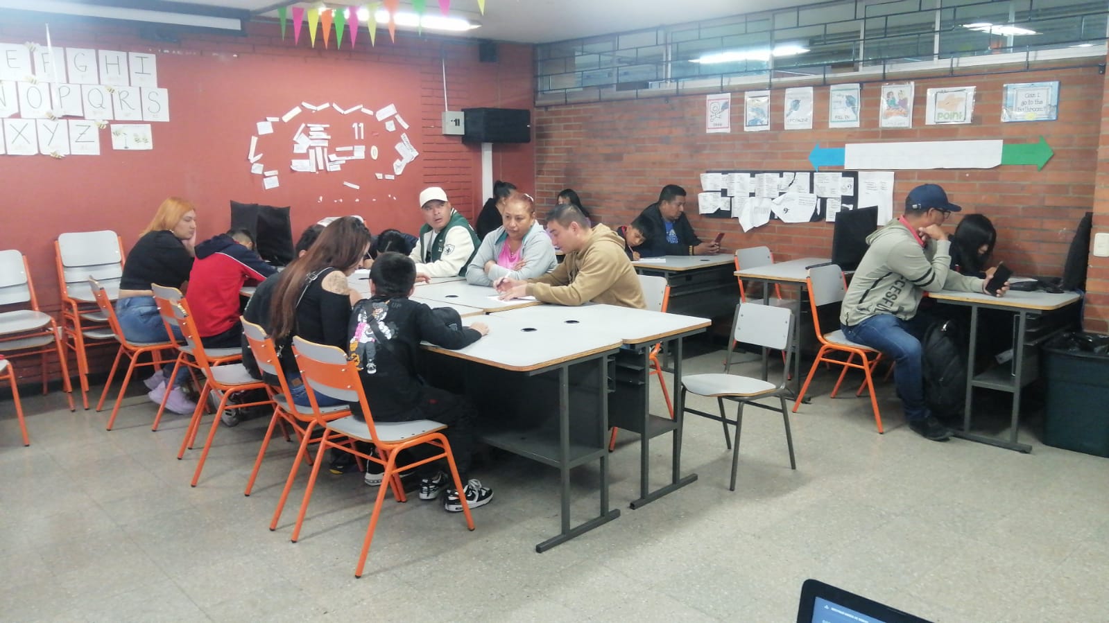 Personas participando en la jornada pedagógica